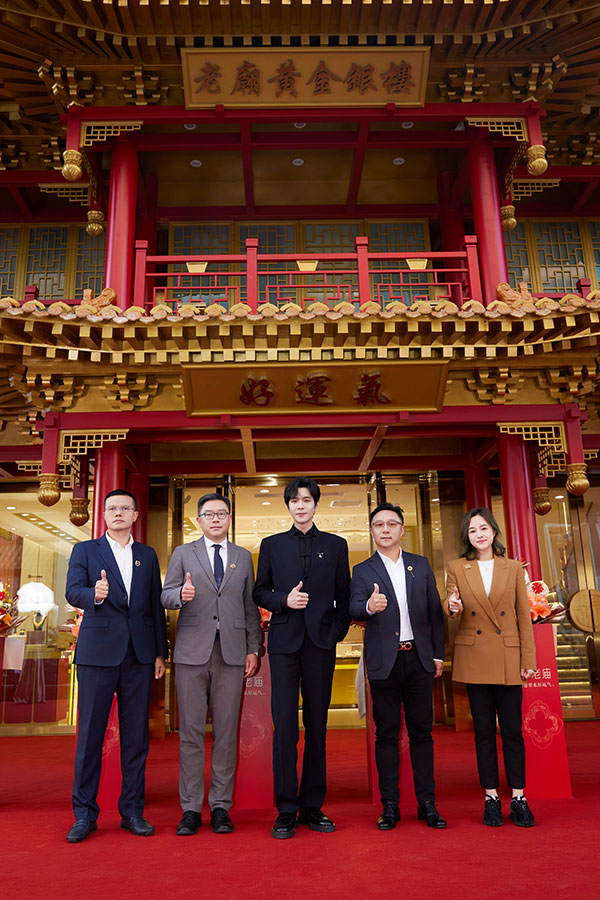 01-老庙古韵品牌代言人张若昀亮相老庙长春文化旗舰店.jpg